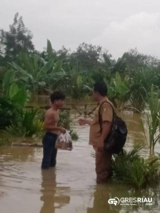 Pemdes Lipat Kain Utara Arungi Banjir Pantau dan Salurkan Bantuan Sembako ke Warga Terdampak