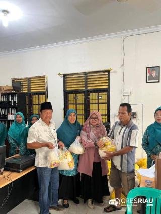 Kepala Desa Lipat Kain Selatan Bersama Perangkat Desa Salurkan Sembako Bantuan Dari PT. KPR dan PT. GBI
