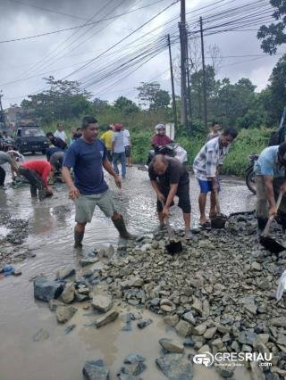 Warga Gotong Royong Perbaiki Jalan Suka Karya yang Rusak Parah, Pemerintah Diminta Bertindak