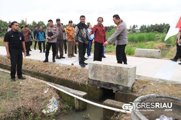 Kapolri Resmikan Pengerasan Jalan dan Saluran Irigasi serta Serahkan Bantuan Sosial di Desa Garongan