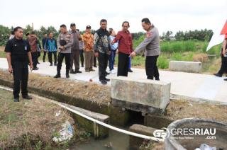 Kapolri Resmikan Pengerasan Jalan dan Saluran Irigasi serta Serahkan Bantuan Sosial di Desa Garongan