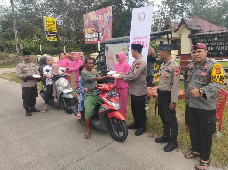 Berbagi Dibulan Ramadhan, Kapolsek Pangean dan Ketua Bayangkari Ranting Pangean Bagi Takjil Ke masyarakat Pangean