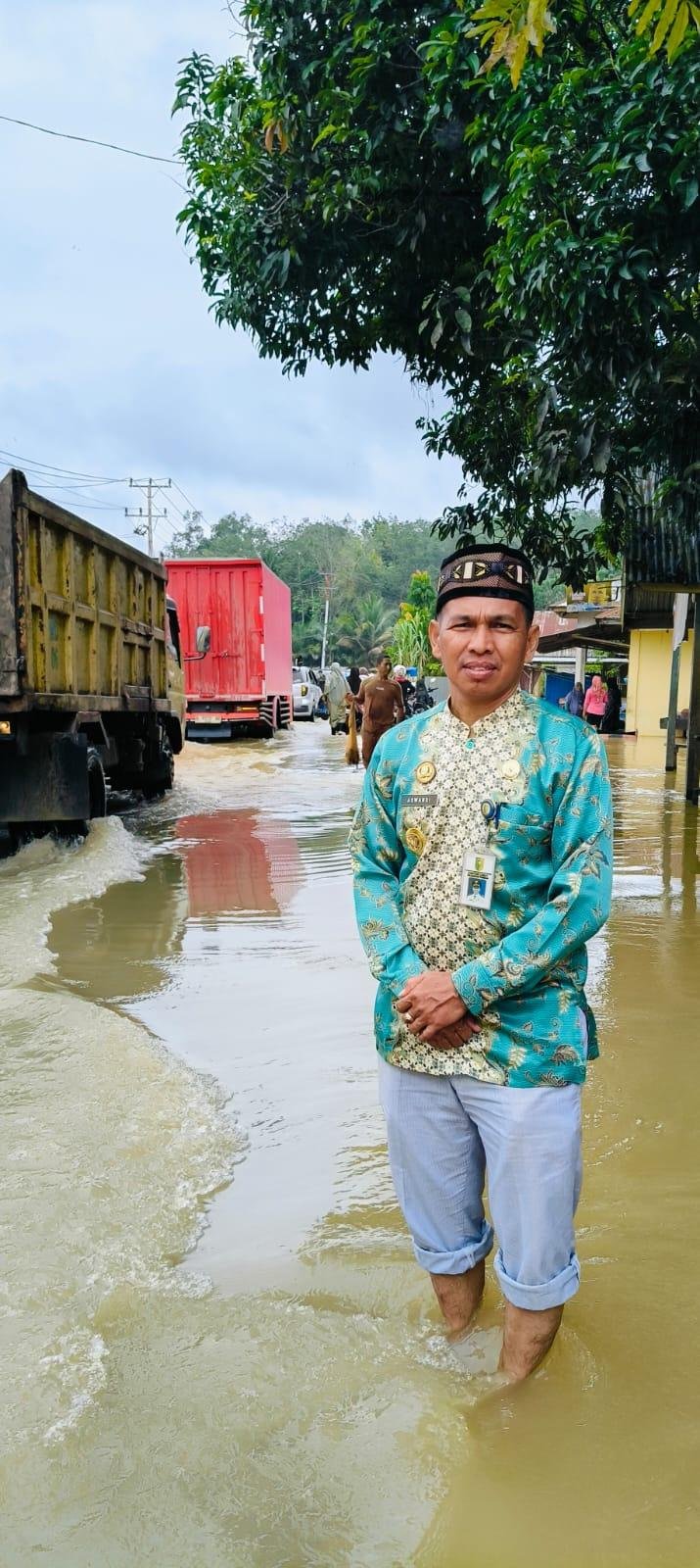 Camat Pangean: Jalan Lintas Provinsi Terendam Banjir, Macet Panjang Hambat Aktivitas Pasar