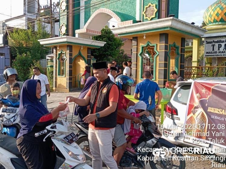 Mencari Berkah "Berbagi Takjil Bersama Polri dan Media" Ramadhan 1446 H