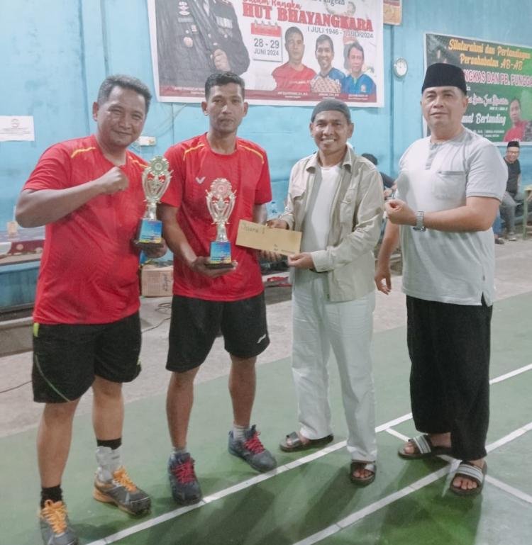 Turnamen Badminton Piala Camat Pangean Resmi Di Tutup, Pasangan Bripka Asmarta Nopa Dan Arpis Yanto Resmi Jadi Pemuncak
