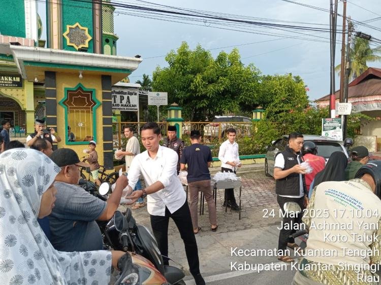 Sat Resnarkoba Polres Kuansing Bagikan Takjil Ramadhan 1446 H Kepada Pengguna Jalan