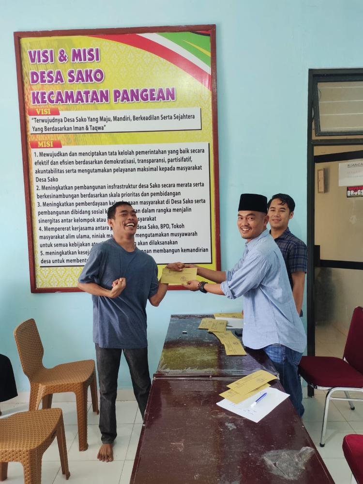 Berkah Ramadhan, Kades Sako Beserta Perangkat Memberikan Santunan Anak Yatim 