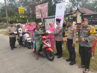 Berbagi Dibulan Ramadhan, Kapolsek Pangean dan Ketua Bayangkari Ranting Pangean Bagi Takjil Ke masyarakat Pangean