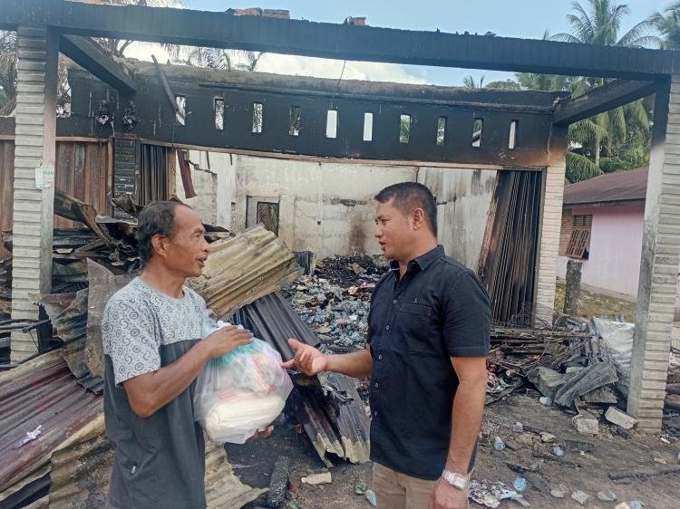 Peduli Korban Kebakaran, Syamsiri indra Dari Fraksi Demokrat Lansung Berikan Bantuan Untuk Korban Kebakaran Di Desa Kampung Baru Kecamatan Cerenti