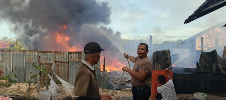 Kolaborasi Warga, Polisi dan Pemerintah Atasi Kebakaran di Kecamatan Singingi  
