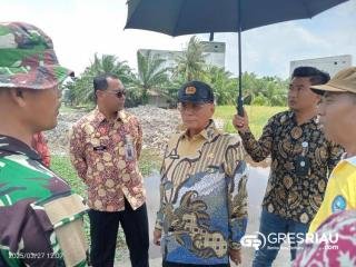 Bupati Rohil Turun ke Lapangan, Pantau Langsung Pengerukan Parit di Tengah Terik Ramadhan