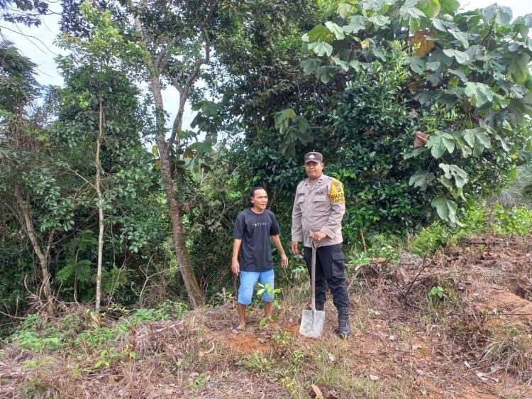 Polsek Cerenti Bersama Masyarakat Inuman Tanam Bibit Pohon Matoa Dukung Program Kapolda Riau