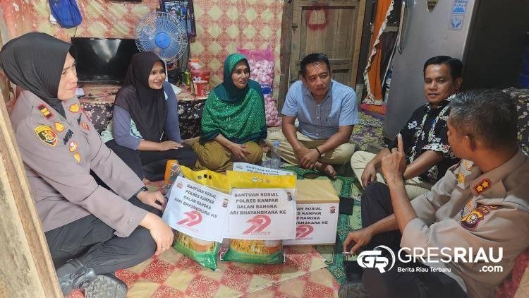 Polres Kampar Berbagi Kebaikan di Hari Bhayangkara Ke 79 :   Bantuan untuk Warga Kurang Mampu di Desa Ranah!
