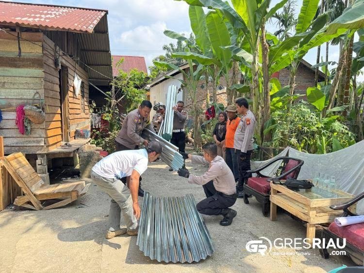 Sentuhan Kemanusiaan di Hari Bhayangkara Ke 79, Polsek Perhentian Raja Perbaiki Rumah Warga Kampung Pinang!