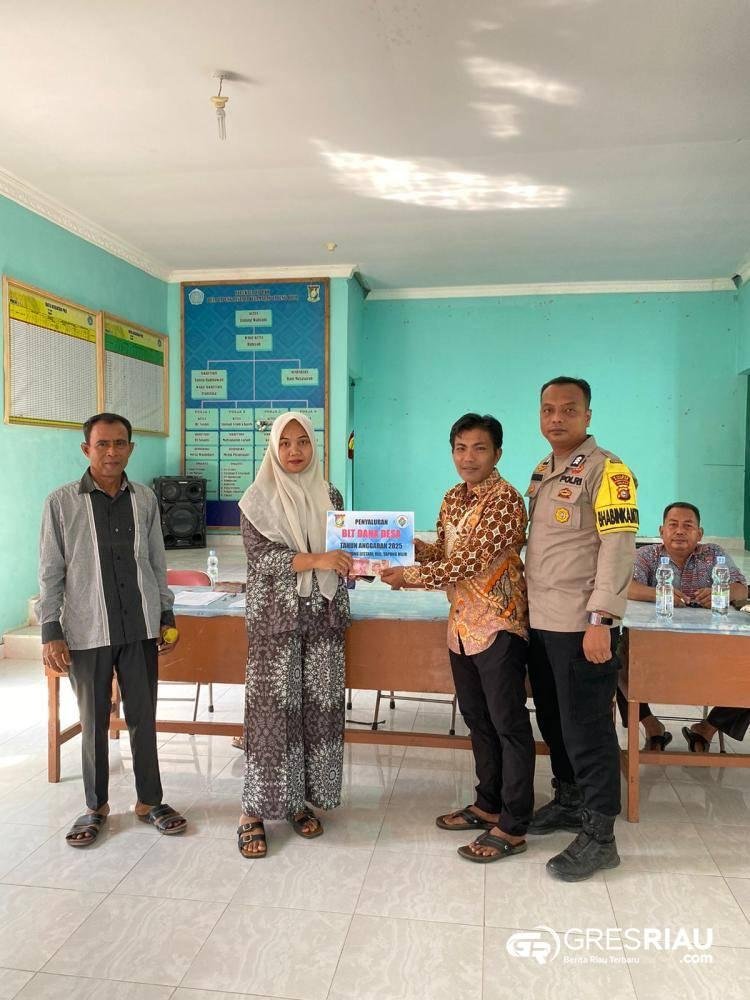 Polsek Tapung Hilir Hadir di Tengah Masyarakat, Awasi Pembagian BLT Tahap II