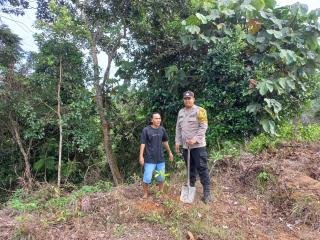 Polsek Cerenti Bersama Masyarakat Inuman Tanam Bibit Pohon Matoa Dukung Program Kapolda Riau