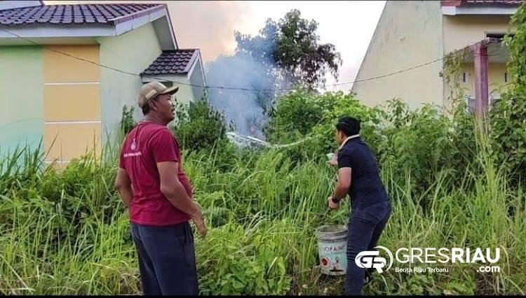 Aksi Heroik Kasatreskrim Polres Kampar: Tangkap Pelaku Karhutla dan Padamkan Api di Dekat Perumahan