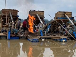 Polsek Cerenti Tindak Tegas Aktivitas PETI di Sungai Batang Kuantan, Tiga Rakit Dimusnahkan
