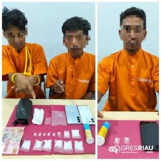 Tak Berkutik, Tiga Pelaku Narkoba Diseret Ke Mapolsek Kampar!