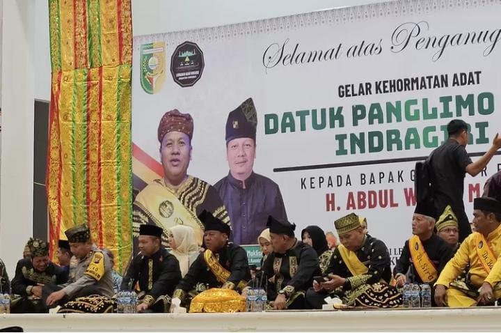 Gelar Kehormatan Adat Datuk Panglimo Sati Indragiri dari LAN Kuansing Kepada Gubernur Riau.