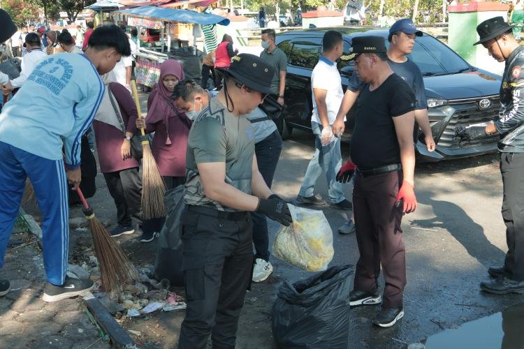 Bupati Kuansing Dan Kapolres turun langsung ikut gotong royong di tepian Narosa Pasca Event Pacu Jalur Nasional.  KUANTAN SINGINGI, Gresriau.com — Set