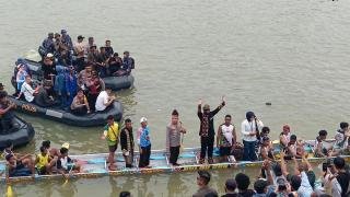 Melly Mike, Kapolda Riau dan Dikha Jajal Pacu Jalur