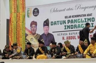 Gelar Kehormatan Adat Datuk Panglimo Sati Indragiri dari LAN Kuansing Kepada Gubernur Riau.
