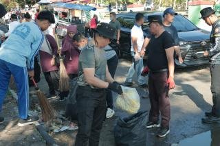 Bupati Kuansing Dan Kapolres turun langsung ikut gotong royong di tepian Narosa Pasca Event Pacu Jalur Nasional.  KUANTAN SINGINGI, Gresriau.com — Set