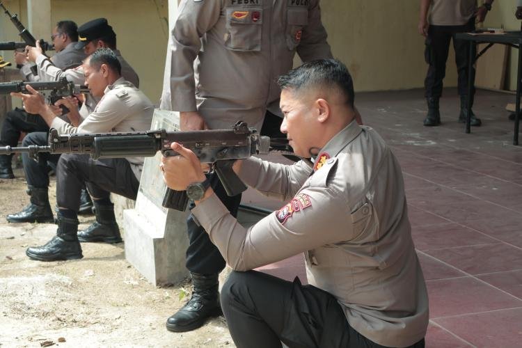 Kapolres Kuansing Pimpin Pengecekan dan Pengujian Senjata Api untuk Kesiapan Personel