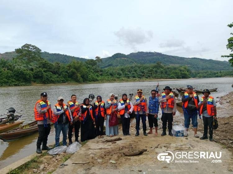 JALUR Polda Riau: Kapolsek Kampar Kiri Bagikan Sembako dan Lakukan Bakti Pendidikan di Desa Terpencil