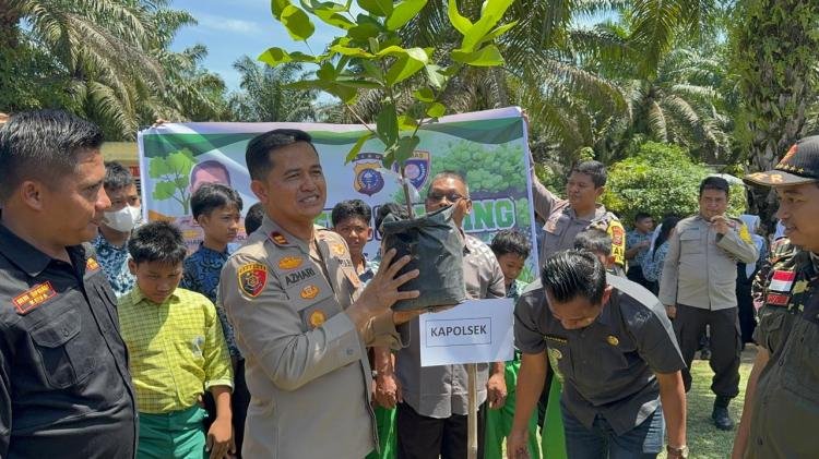 Polsek Singingi Melaksanakan Program Green Policing di Desa Sungai Sirih