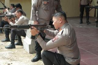 Kapolres Kuansing Pimpin Pengecekan dan Pengujian Senjata Api untuk Kesiapan Personel