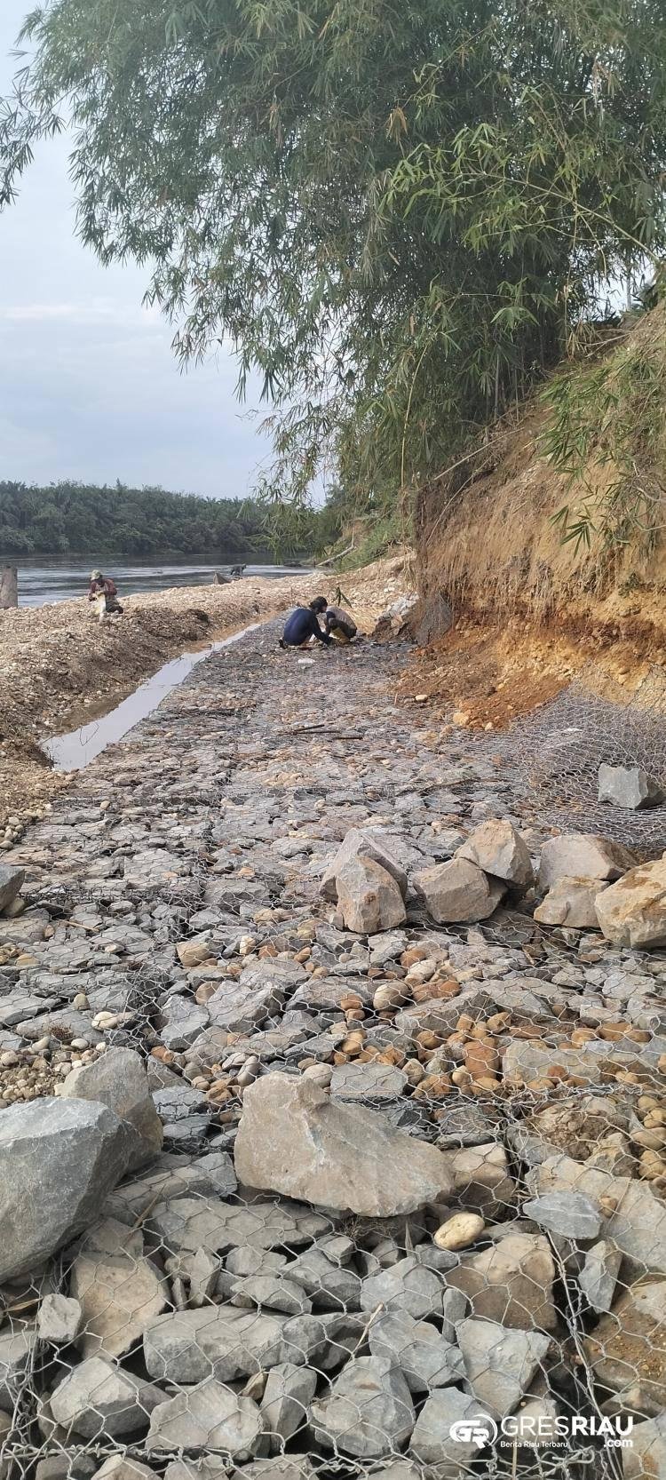 Bronjong Tebing Sungai Mulai Dibangun, Masyarakat Desa Domo Berharap!