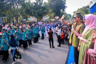 Di Tengah Hujan, Wali Kota Pekanbaru Pilih Basah Demi Warga