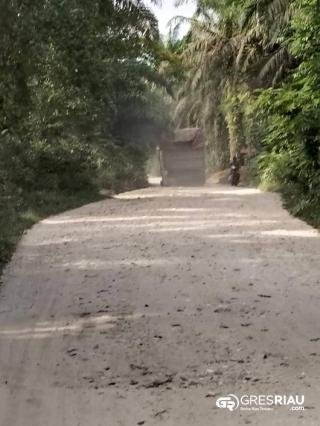 Pemilik Kebun Sawit di Desa Kuntu Darussalam di Tuding Tak Peduli Lingkungan: Debu Jalan Polusi!!!