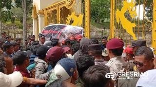 Aksi Damai Berujung Dorong Pagar, Massa Sungai Sarik Desak Pemkab Kampar Bangun Jembatan!