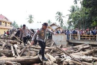 Menteri Kehutanan dan Kapolda Riau Terjun Langsung ke Lokasi Bencana di Agam, Evakuasi dan Bantuan Dikerahkan !