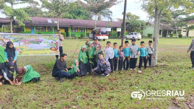 Kasat Binmas Polres Kampar Ajak Siswa SD Pahlawan Peduli Alam, Sosialisasi Green Policing, Hijaukan Sekolah!