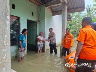 Kapolsek Bangkinang Barat Salurkan Bantuan ke Korban Banjir Kuok, Kepedulian Tanpa Batas!