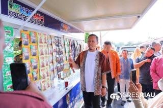 Dukung Penataan Kawasan Senapelan, Wali Kota Pekanbaru Serahkan Gerobak UMKM