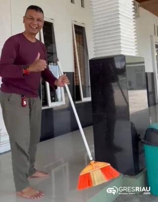 Danyon A Pelopor Satbrimobda Riau Bersihkan Masjid Siti Aminah, Berikan Contoh Kepada Masyarakat