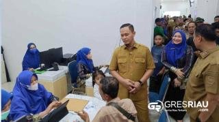 UHC Pekanbaru Tembus 100 Persen, Wapres Gibran Serahkan Penghargaan
