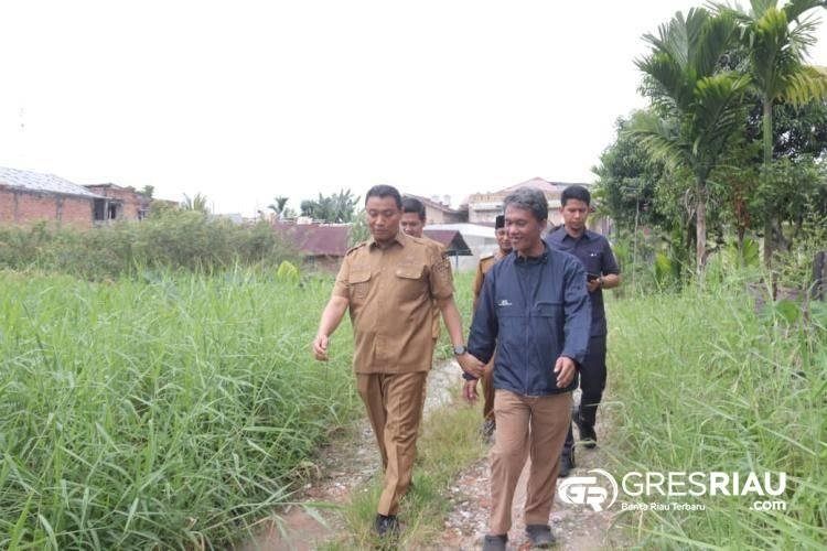 Wawako Pekanbaru Turun Langsung Tinjau Drainase dan Jalan Lingkungan