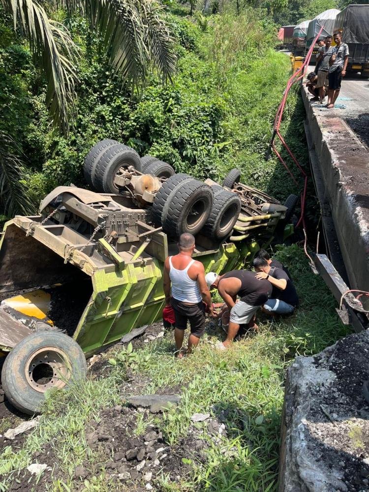 Polsek Kuantan Mudik Tangani Laka Maut Truk Batu Bara di Desa Kasang, Sopir Meninggal Dunia