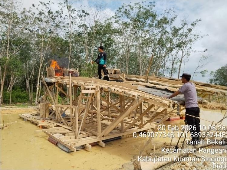 Polsek Pangean Tertibkan Aktivitas PETI di Desa Tanah Bekali, Lima Rakit Dimusnahkan