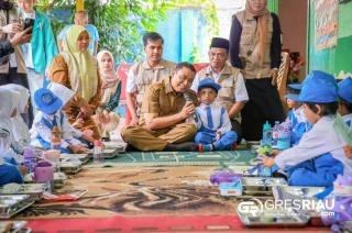 MBG Perdana Disalurkan, Wawako Pekanbaru Pastikan Kualitas dan Higienitas Menu