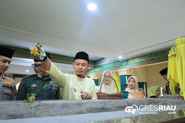Petang Belimau 2026, Wali Kota Pekanbaru Ziarah ke Makam Pendiri Kota