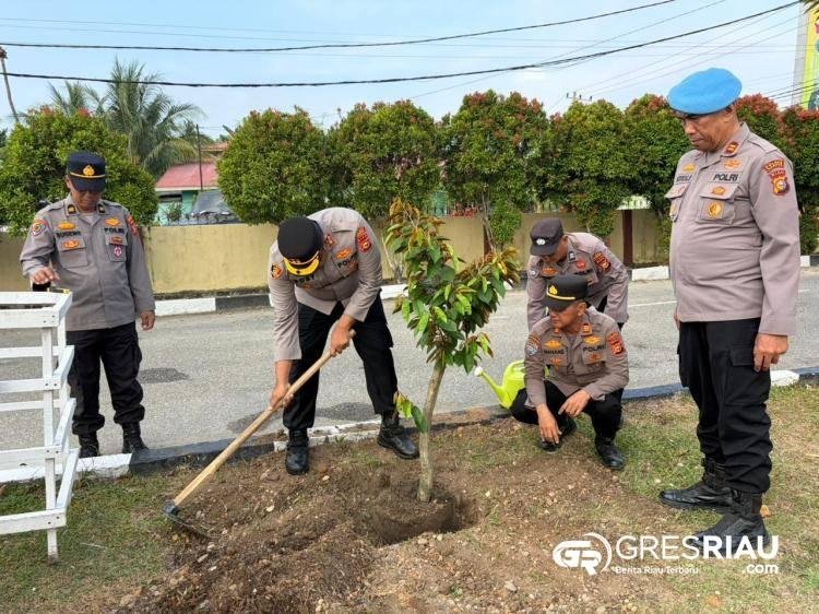 Hijaukan Kampar, Kapolres Tanam Pohon Kenitu dari Kapolda Riau
