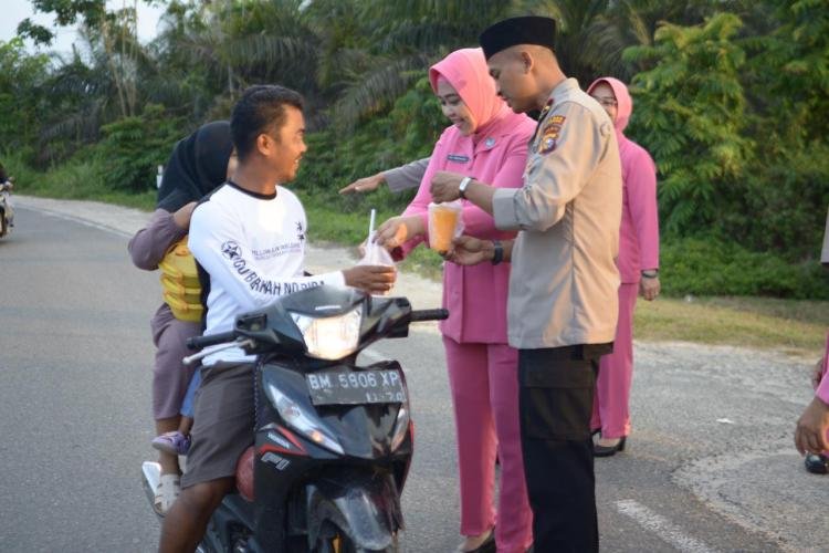 Polsek Benai Berbagi Takjil dan Gelar Buka Puasa Bersama di Bulan Ramadan
