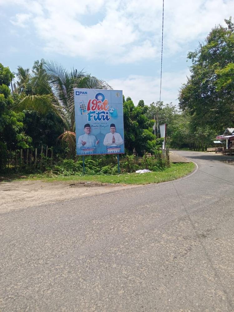 Di Antara Sunyi Desa, Spanduk Idulfitri PAN Kuansing Menyapa dengan Bahasa Rakyat